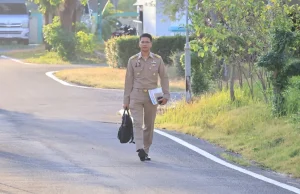 ผู้ว่าฯ สตูล เดินเท้าไปทำงานที่ศาลากลางฯ ลดการใช้พลังงาน