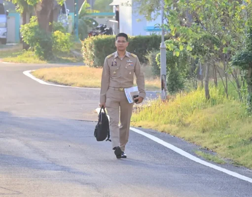 ผู้ว่าฯ สตูล เดินเท้าไปทำงานที่ศาลากลางฯ ลดการใช้พลังงาน