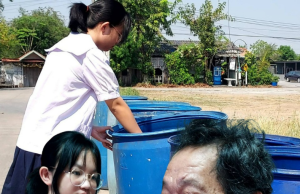 น้องเบญ วัย 15 ไม่อายเก็บขยะหาเลี้ยงครอบครัว ดูแลพ่อป่วยติดเตียง