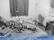 หนี้สินรุมเร้าไร้ทางออก! แม่เลือกจบชีวิต ลูกชายเฝ้าร่างลำพัง หลังเสียชีวิตมาแล้ว 3 วัน เผยฐานะยากจน ไม่มีเงินแม้แต่บาทเดียวนำแม่ไปบำเพ็ญกุศล