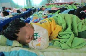 ซักที่นอนเอะใจ “ไส้ในหาย” ลูก 3 ขวบเล่าซื่อๆ วิธีแกล้งหลับหนีครูลงโทษ แม่ฟังทั้งน้ำตา