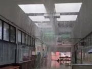รพ.สุราษฎร์ฯ น้ำรั่วทะลุเพดาน คนไข้หนีวุ่นหลังฝนถล่ม