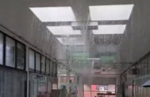 รพ.สุราษฎร์ฯ น้ำรั่วทะลุเพดาน คนไข้หนีวุ่นหลังฝนถล่ม