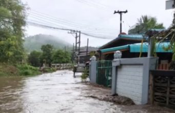 ฝนถล่มลำปาง ฝนตกชั่วโมงเดียวน้ำป่าซัดจมมิดกว่า 1 เมตร