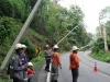 ฝนถล่มแม่ฮ่องสอน ดินทรุดทำเสาไฟโค่นทับรถบรรทุกปิดทางหลวง 108