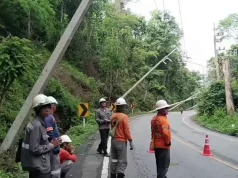 ฝนถล่มแม่ฮ่องสอน ดินทรุดทำเสาไฟโค่นทับรถบรรทุกปิดทางหลวง 108
