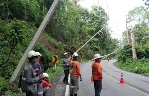 ฝนถล่มแม่ฮ่องสอน ดินทรุดทำเสาไฟโค่นทับรถบรรทุกปิดทางหลวง 108