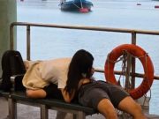 ทำอะไรกัน! คู่รักนอนท่าชวนคิดบนม้านั่งริมทาง คนแห่จวก แต่พอดูชัดๆ ไม่ใช่อย่างที่คิด