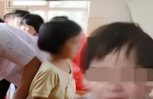 “แม่จ๋า หนูอึดอัด” ลูกสาว 3 ขวบบ่นหลังเลิกเรียน แม่ถอดกางเกงดู โทรแจ้ง ตร.จัดการครูทันที!