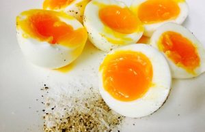 หญิงวัย 65 ปีเ.สี.ยชี.วิต เพราะกินไข่แบบ “ไม่ระวัง” เป็นประจำ แพทย์เตือนแรง