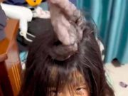 แม่ตกใจ! ลูกสาวกลับจาก รร. “กุมหัวร้องไห้” เห็นอะไรติดเต็มหัว พาไป รพ.ด่วน