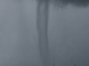 นาทีชีวิต! พายุงวงช้างพัดถล่มแหลมงอบ บ้านเรือนเสียหาย หลังคาปลิวว่อน…ดูเพิ่มเติม!
