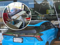 ลุงวัย 82 เหยียบเก๋งไฟฟ้าพลาดพุ่งเข้าร้านสะดวกซื้อ สาหัส 3 ราย