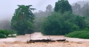 “พายุไมสัก” ซัดตราด น้ำป่าหลากท่วมบ้านเรือน ปภ. ส่งเรือท้องแบน 30 ลำกู้ภัยด่วน