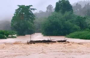 “พายุไมสัก” ซัดตราด น้ำป่าหลากท่วมบ้านเรือน ปภ. ส่งเรือท้องแบน 30 ลำกู้ภัยด่วน