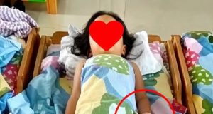 คุณครูส่งคลิปลูกสาวนอนกลางวันมาให้ แม่เห็นมือลูก ร้องไห้ทันทีเพราะเห็นสิ่งนี้!