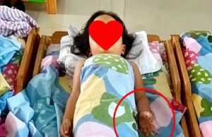 คุณครูส่งคลิปลูกสาวนอนกลางวันมาให้ แม่เห็นมือลูก ร้องไห้ทันทีเพราะเห็นสิ่งนี้!