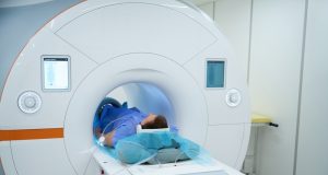 สั่งพักงานทีมแพทย์ที่ “ลืม” ผู้ป่วยไว้ในเครื่อง MRI นานถึง 6 ชั่วโมงกลางดึก สภาพอันน่าเวทนาข