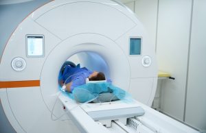 สั่งพักงานทีมแพทย์ที่ “ลืม” ผู้ป่วยไว้ในเครื่อง MRI นานถึง 6 ชั่วโมงกลางดึก สภาพอันน่าเวทนาข