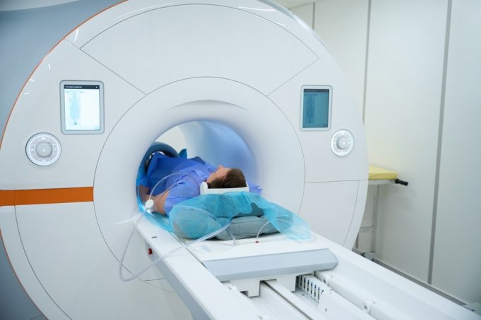 สั่งพักงานทีมแพทย์ที่ “ลืม” ผู้ป่วยไว้ในเครื่อง MRI นานถึง 6 ชั่วโมงกลางดึก สภาพอันน่าเวทนาข