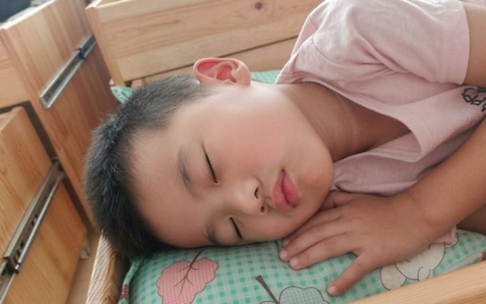 จ้างพี่เลี้ยงดูแลลูก 8 ขวบ เด็กง่วงทุกคืน 3 ทุ่ม พ่อเปิดกล้องดูแล้วให้โบนัส 70,000 บาท