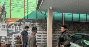 รีโนเวทบ้านแทบช็อก! ลูกสาวเห็นของที่อยู่ใต้เตียงพ่อ นอนทับมานานกว่า 10 ปี