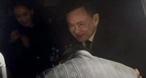 ไม่คิดว่าจะทำ! เปิดนาทีประวัติศาสตร์ อนุทิน กราบตัก ทักษิณ