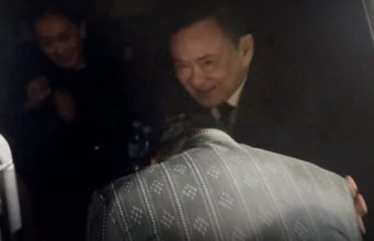ไม่คิดว่าจะทำ! เปิดนาทีประวัติศาสตร์ อนุทิน กราบตัก ทักษิณ