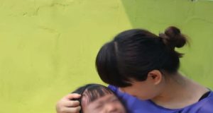 เด็กหญิงอนุบาลไม่มีใครมารับหลังเลิกเรียนติดต่อกัน 3 วัน ครูเปิดกระเป๋าเป้ดูถึงกับกลั้นน้ำตาไม่อยู่ เมื่อรู้ความจริง