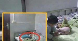แม่เลี้ยงเดี่ยว ปล่อยลูกเล็กๆ อยู่บ้านกันเอง ดูกล้องเห็นพี่ 3 ขวบ ตื่นมา “เลี้ยงน้อง” ร้องไห้เลย