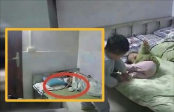 แม่เลี้ยงเดี่ยว ปล่อยลูกเล็กๆ อยู่บ้านกันเอง ดูกล้องเห็นพี่ 3 ขวบ ตื่นมา “เลี้ยงน้อง” ร้องไห้เลย