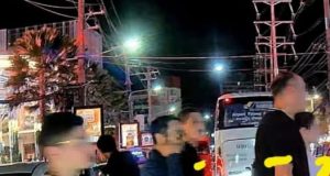 เอาอีกแล้ว “อิสราเอลปะทะตุ๊กตุ๊ก” ลามถึงขั้นถ่มน้ำลายใส่