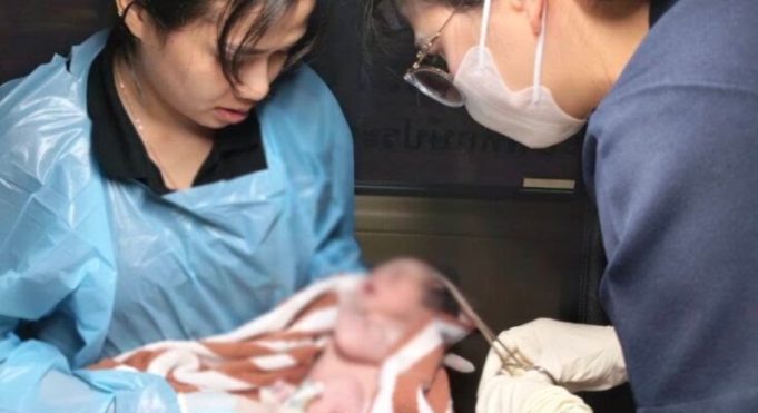 reaksmey.net: แม่วัย 24 สุดอั้น คลอดลูกชายกลางรถกู้ภัย คอหวยส่องแนวทาง “เลขเด็ด” งวดนี้