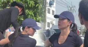 ดาราสาวชื่อดัง ลงพื้นที่ลุยน้ำแจกของช่วยผู้ประสบภัยน้ำท่วม