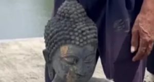 ลุงหว่านแหหาปลา ตกใจ! เจอพระพุทธรูปทองเหลืองใต้น้ำ แถมใต้ฐานมีเลข