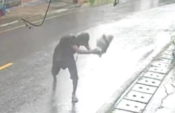 หนุ่มขายหน่อไม้โมโหชาวบ้านไม่ซื้อ ทุ่มทิ้งหน้าบ้าน!
