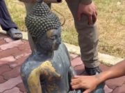ลุงหาปลาตกใจ หว่านแหเจอ “พระพุทธรูปทองเหลือง” ฮือฮาเลขใต้ฐานพระ