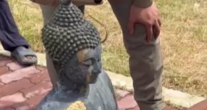 ลุงหาปลาตกใจ หว่านแหเจอ “พระพุทธรูปทองเหลือง” ฮือฮาเลขใต้ฐานพระ