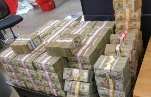 บุกค้นบ้านสาวนักบัญชี ช็อกพบทองคำแท่ง 18.8 กก. มูลค่ากว่า 70 ล้าน เงินสดอีก 14 ล้าน พร้อมรถ Audi 2 คัน