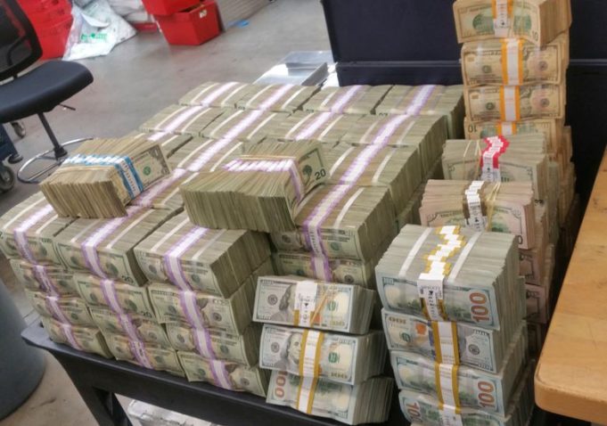 บุกค้นบ้านสาวนักบัญชี ช็อกพบทองคำแท่ง 18.8 กก. มูลค่ากว่า 70 ล้าน เงินสดอีก 14 ล้าน พร้อมรถ Audi 2 คัน