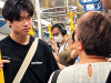หนุ่มตี๋ ทำท่าล้อเลียน ป้า บนรถไฟฟ้า สาเหตุที่ทำ ชาวเน็ตปรบมือให้