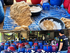 เจอแล้วต้นตอ “ไส้หมูเถื่อน” สภาพสุดยี๊ จับล็อตใหญ่กว่าเดิมกระจายส่งร้านไส้กรอก