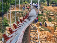 สลด! สะพานแขวนขาดกลางขบวนแห่ศพ ร่วงตกลงลำธาร ดับ 8 เจ็บ 36 ราย