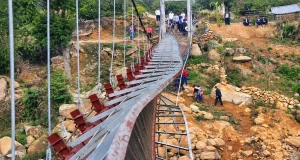 สลด! สะพานแขวนขาดกลางขบวนแห่ศพ ร่วงตกลงลำธาร ดับ 8 เจ็บ 36 ราย