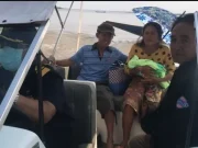 ช่วยระทึก! สาวคลอดลูกบนเรือกลางแม่น้ำโขง เซียนหวยไม่พลาด-แห่ตีเลขเด็ด