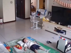 เอะใจลูก 4 ขวบ “หลับยาว” ไม่ยอมตื่น สงสัยพี่เลี้ยงให้ยานอนหลับ แต่เช็กกล้องช็อกกว่า!