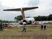 เครื่องบิน MD-82 พุ่งตกข้างรันเวย์ หลังพยายามบินขึ้นใหม่ ผู้โดยสารและลูกเรือ 130 คน ดับ 90 ราย รอดชีวิต 40 รายบาดเจ็บ