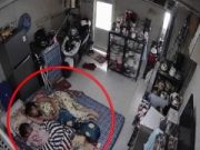 งีบกลางวันตื่นมาแทบช็อก! ภาพในกล้องทำสามีภรรยาพูดไม่ออก
